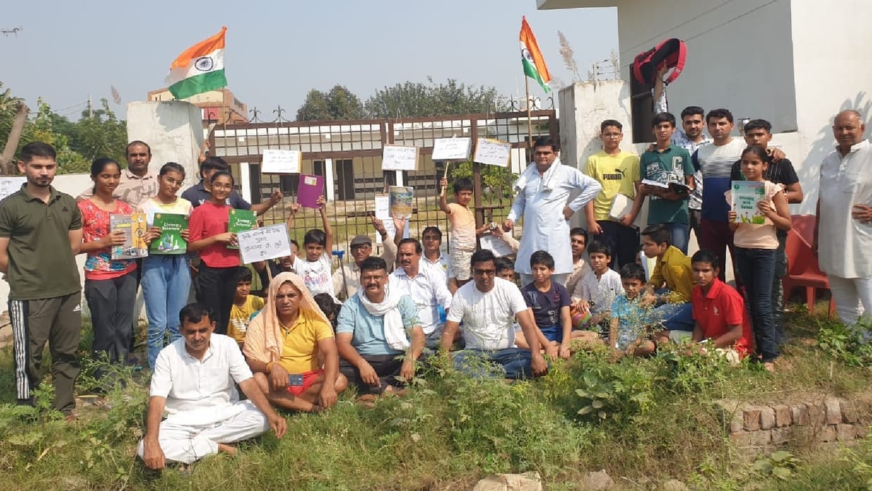 Villagers got angry due to locking of Gram Gyan Kendra in Sonipat