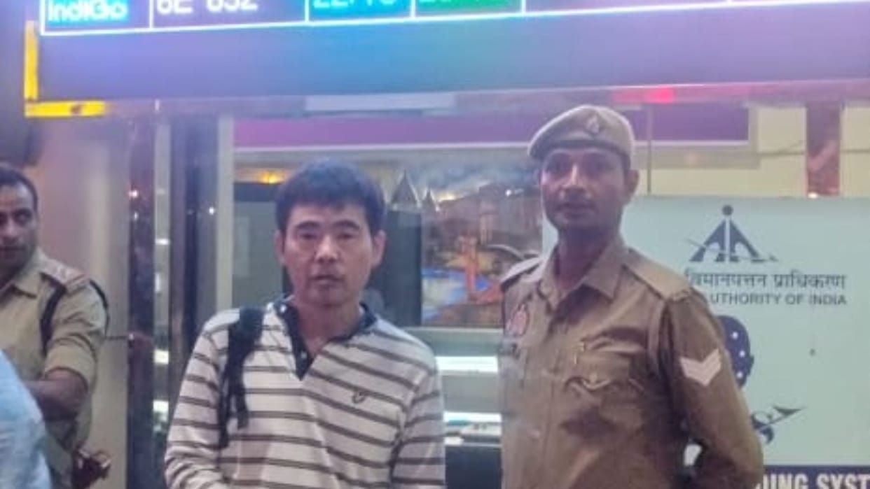 Japanese youth vehicle got damaged police took him to the airport and said thank you
