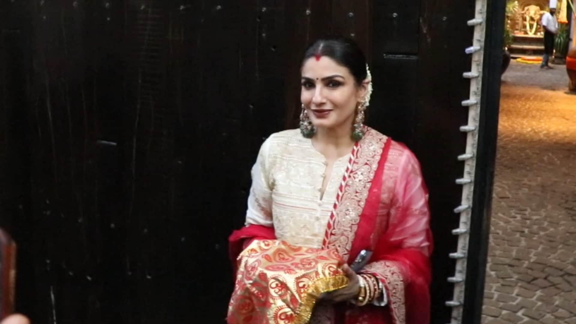 Salman Khan says to rasha thadani your mother was fighting with me raveena tandon also replied