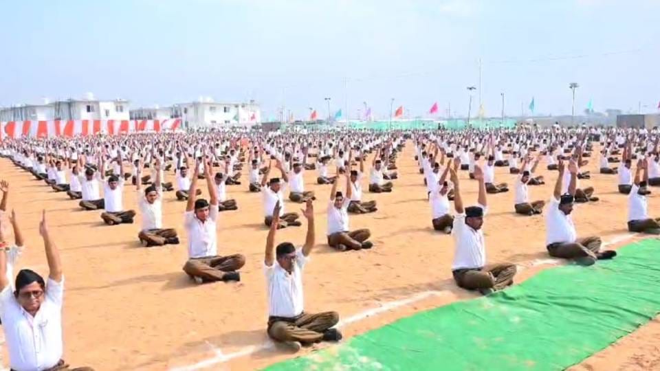Sangh chief did yoga with three thousand volunteers In Mathura