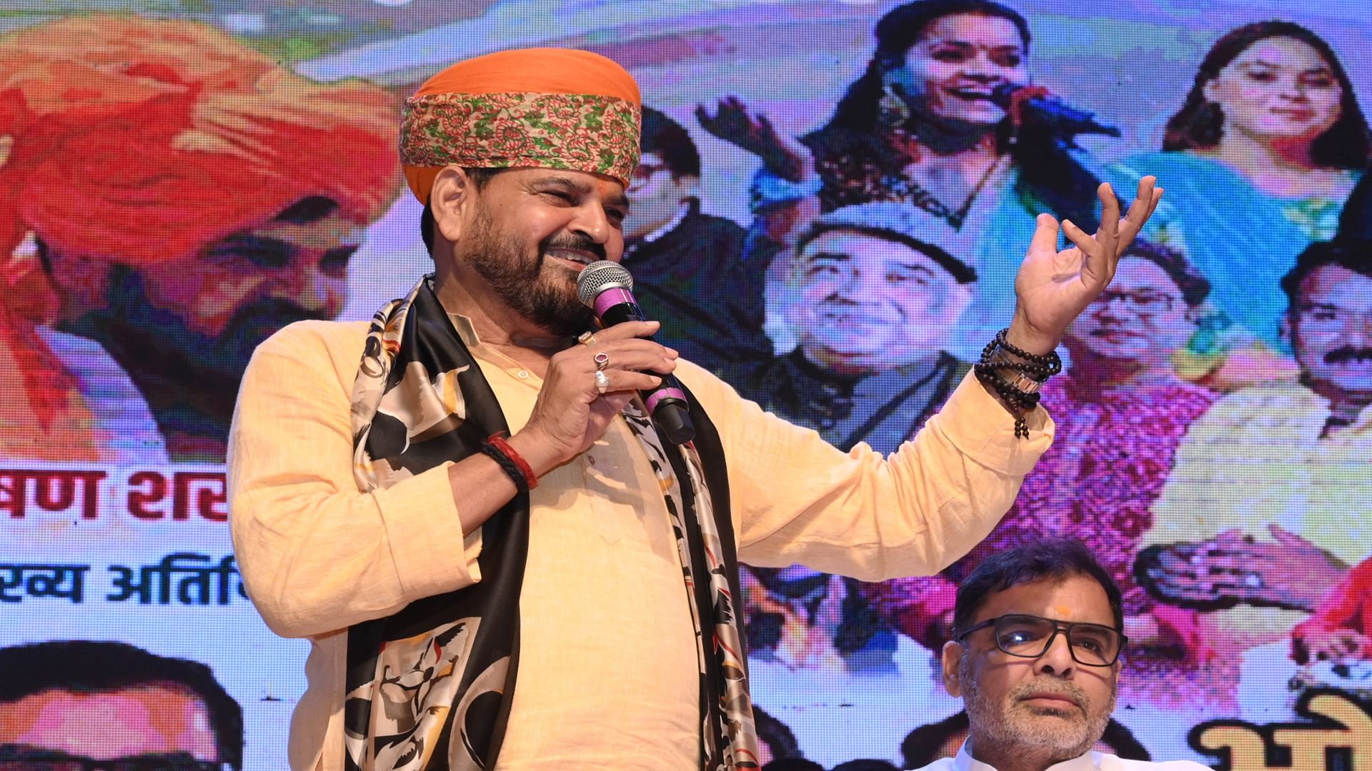 Brijbhushan Singh showed a different style, recited poetry from the stage, if I had bowed down the issue would