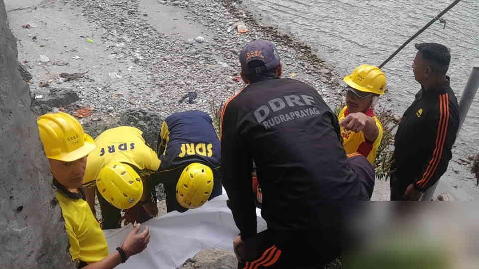 Rudraprayag News Man was found stuck on rock near Belni bridge, SDRF took out dead body