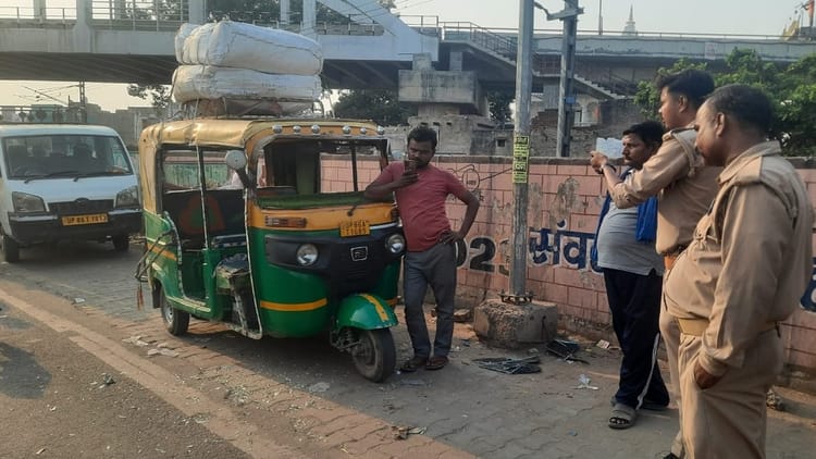 खबर शहर , Hathras News: तालाब चौराहे पर शराबी युवकों ने मचाया उत्पात, चालक को पीटा, ऑटो में की तोड़फोड़, मची भगदड़ – INA
