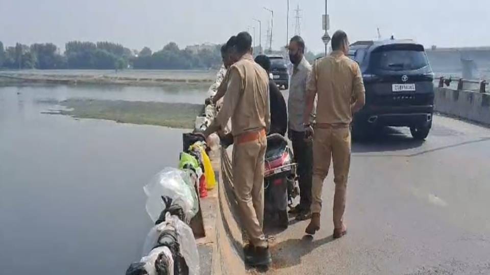 After 8 days dead body of an engineer found in Yamuna river in Chandpur village