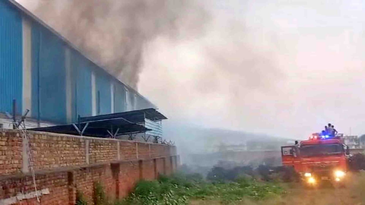 Alwar: A huge fire broke out in a firecracker manufacturing company in the industrial area