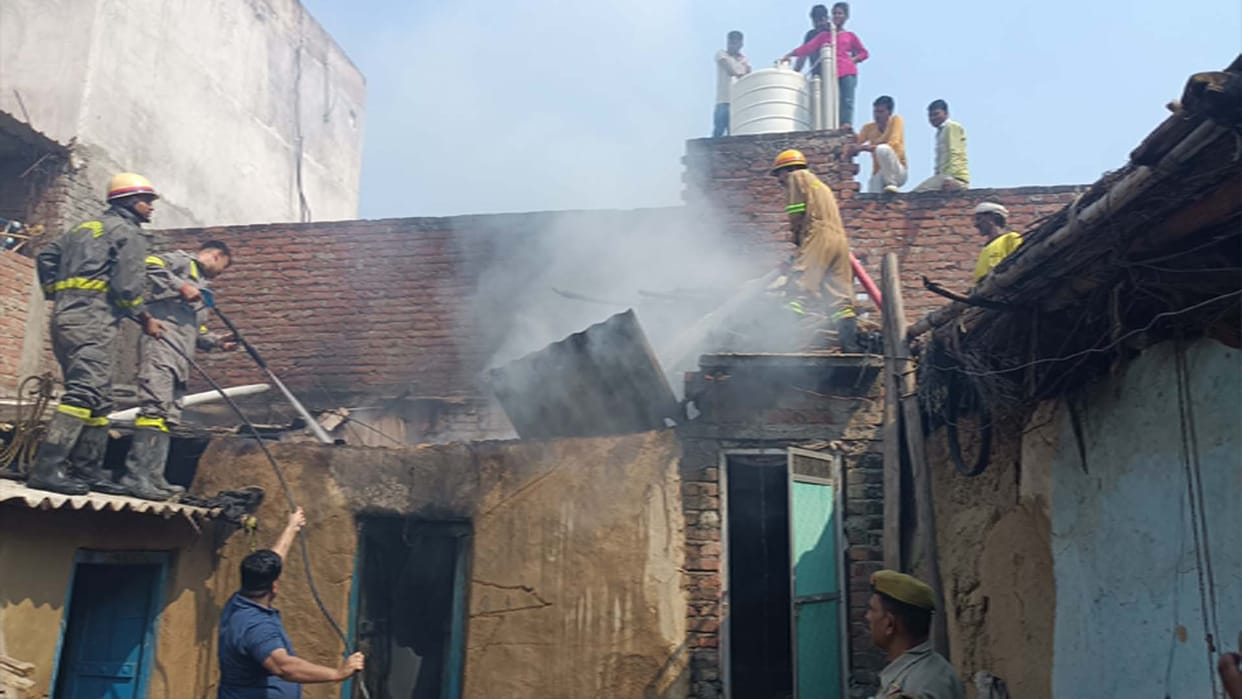 Hamirpur: leaky cylinder caught fire while cooking, household items burnt
