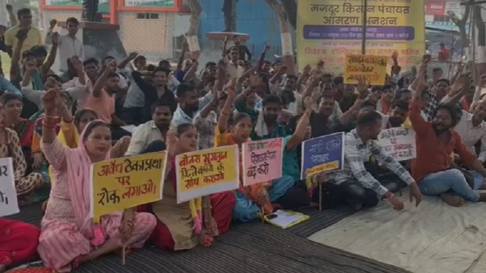 Agitating workers started fast unto death in rudrapur