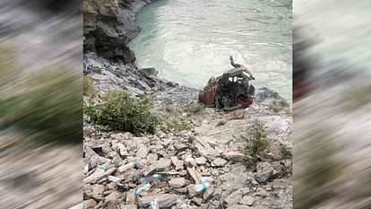 Truck falls into Ganga near Rishikesh Badrinath Highway driver and woman missing Devprayag Srinagar Garhwal