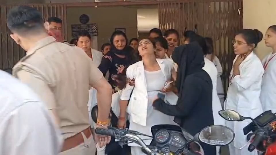 Bijnor: When eight girl students were stopped from taking the exam, the entire class left the exam