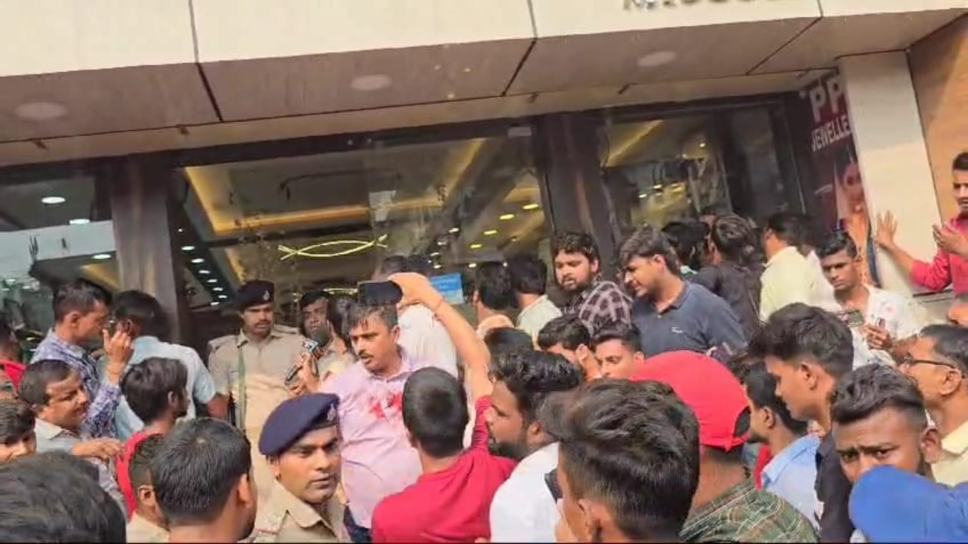 Bihar News Bihar Police Investigation Two Robbers Shot In Pp Jewelers