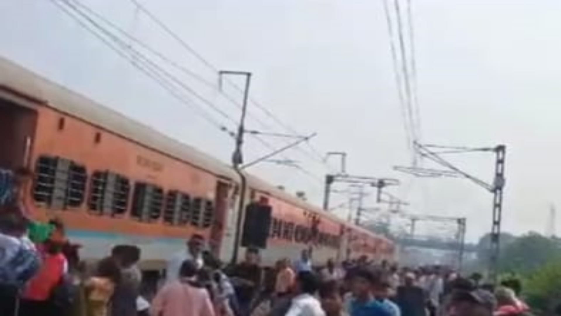 Bihar News: Rumor of fire in Maurya Express in Siwan causes stampede, many passengers injured