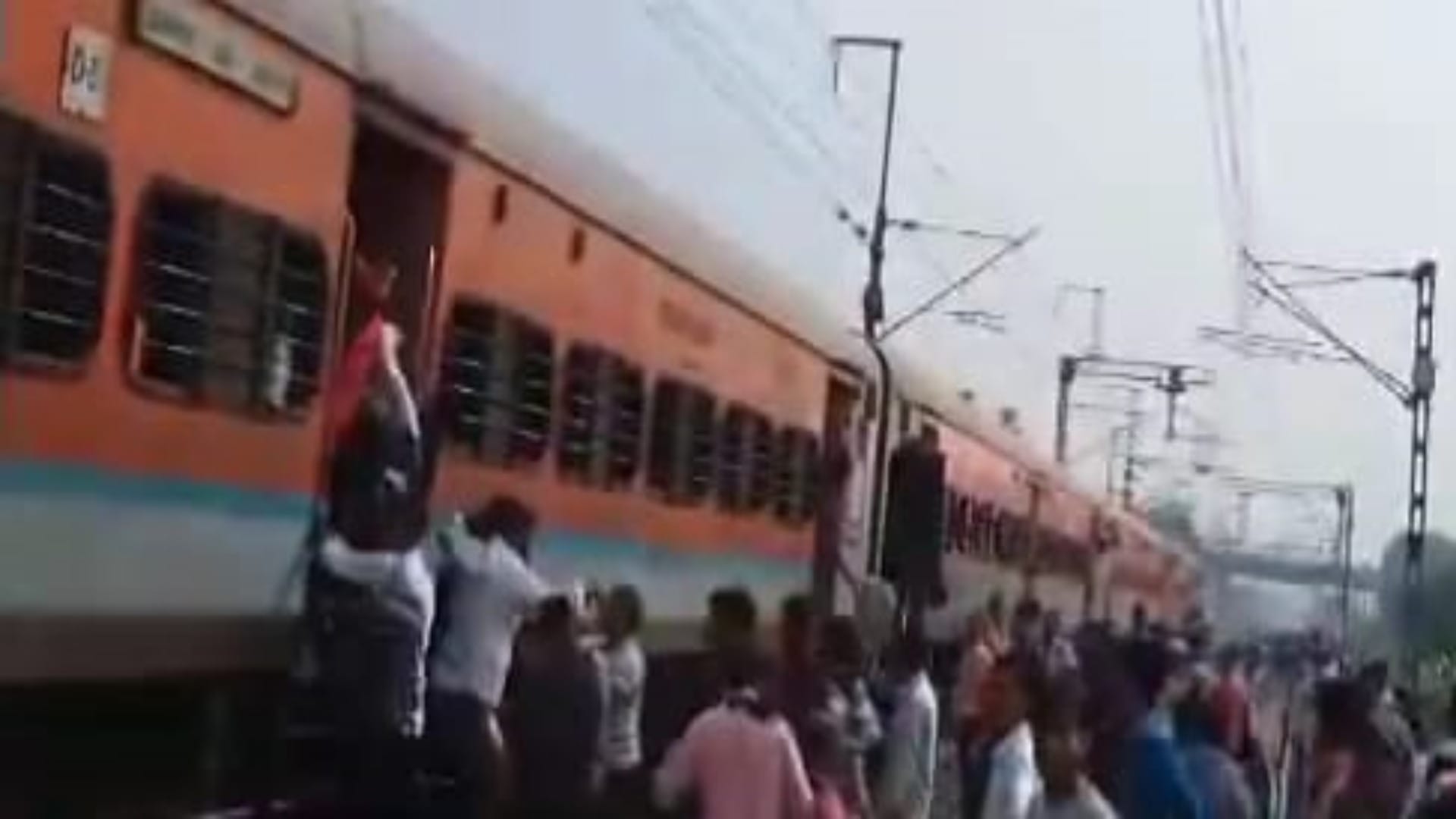 Bihar News: Rumor of fire in Maurya Express in Siwan causes stampede, many passengers injured