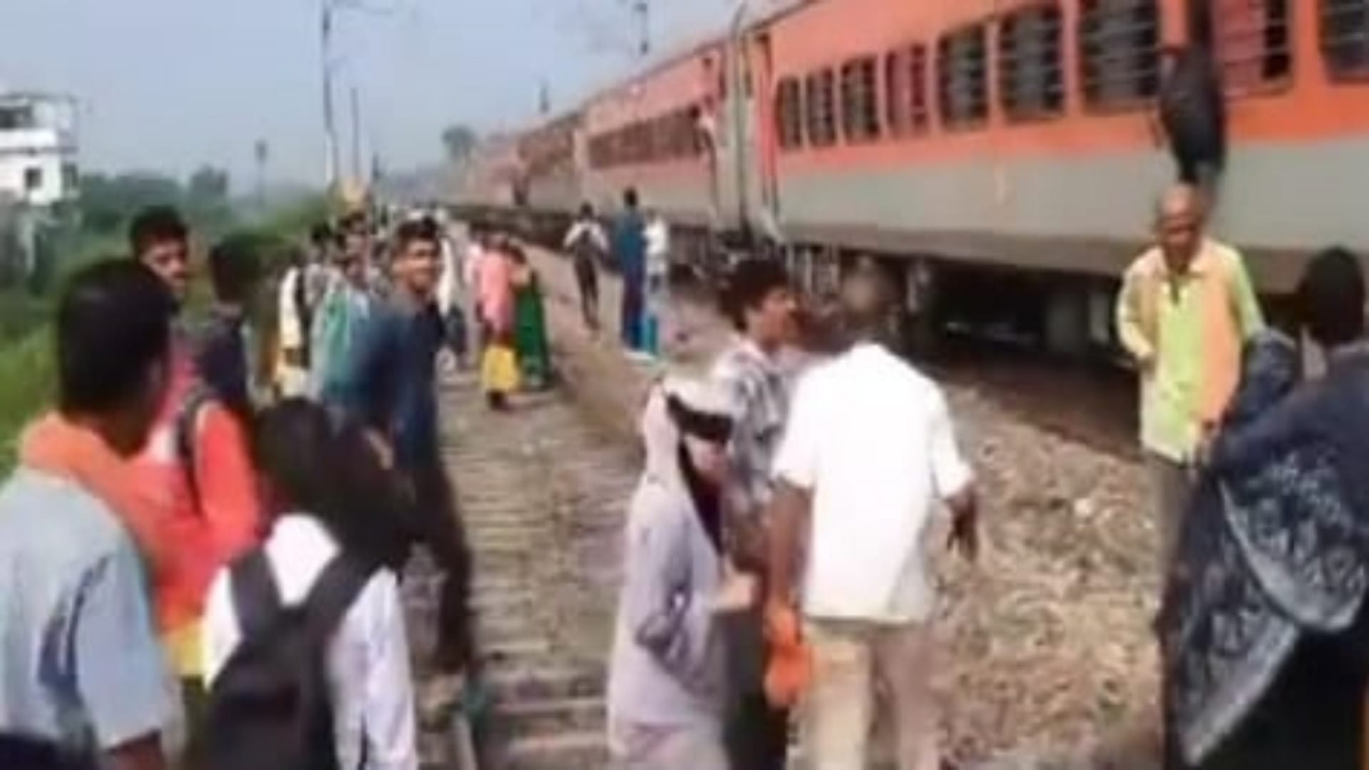 Bihar News: Rumor of fire in Maurya Express in Siwan causes stampede, many passengers injured