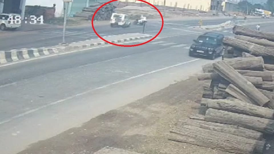 Badaut: Pickup overturns after hitting bike, three injured, watch heart-wrenching video