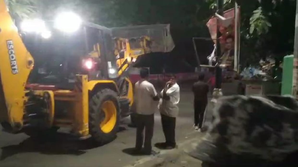 Municipal corporation bulldozer runs on encroachment near DM residence in Bareilly