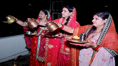 चंद्रमा को अर्घ्य देतीं सुहागिनें