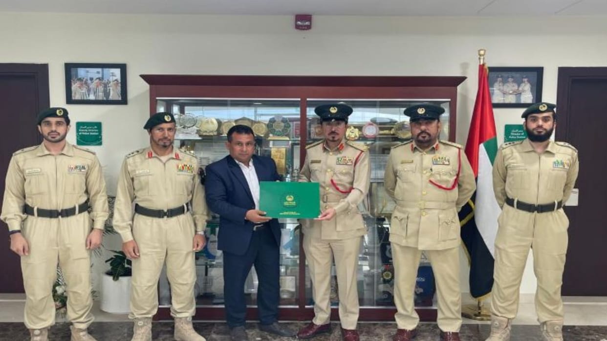 taxi driver returning valuables goods of 10 lakh dirham dubai police honours egyptian resident news in hindi