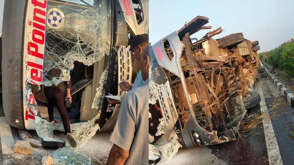 Yamuna Expressway Bus going from Delhi to lucknow overturns on Yamuna Expressway four passengers injured