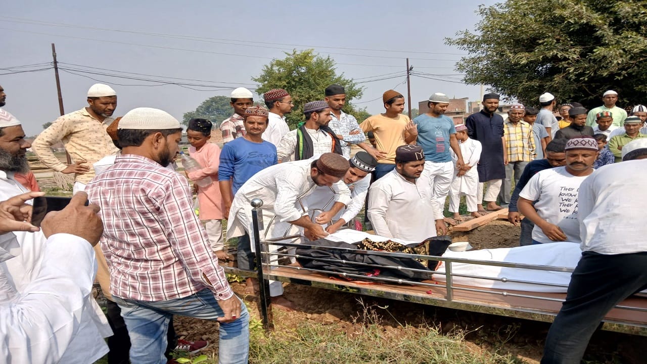 Famous poet Fahmi Badayuni was laid to rest in Budaun
