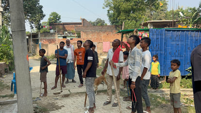 बंदरों का खौफ: हमलावर हुए बंदर, लाठी-डंडा ले लोग खुद कर रहे सुरक्षा- गांव में फैली 'अजीब दहशत' A group of monkeys have attacked Lahasdi village in Gorakhpur. injured many people