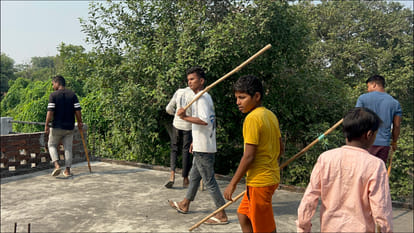 बंदरों का खौफ: हमलावर हुए बंदर, लाठी-डंडा ले लोग खुद कर रहे सुरक्षा- गांव में फैली 'अजीब दहशत' A group of monkeys have attacked Lahasdi village in Gorakhpur. injured many people