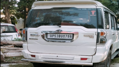 In Gorakhpur, The mob chased the brothers who were carrying their real sisters in a Scorpio.