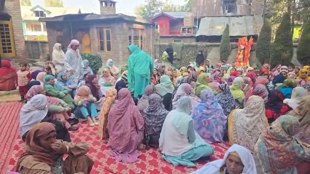 J&K Terror Attack: Last rites of doctor martyred in Ganderbal terror attack, family members cry badly