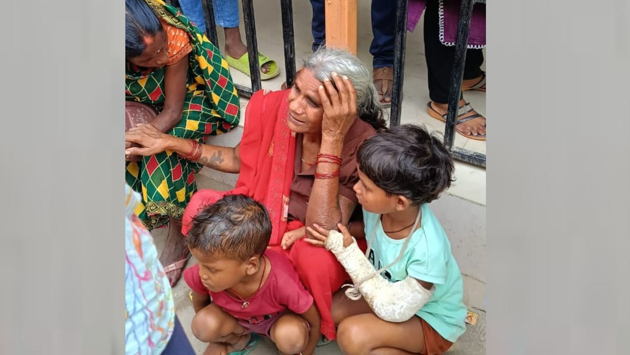 Gonda: Removed jewelery in the name of getting it examined in the medical college, ran away with it