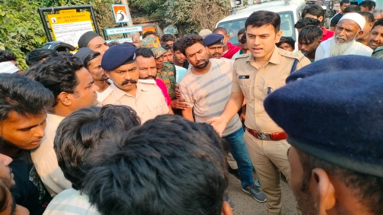 Gopalganj News: Shuttering contractor's murder case, family members blocked NH-531; discontent against police