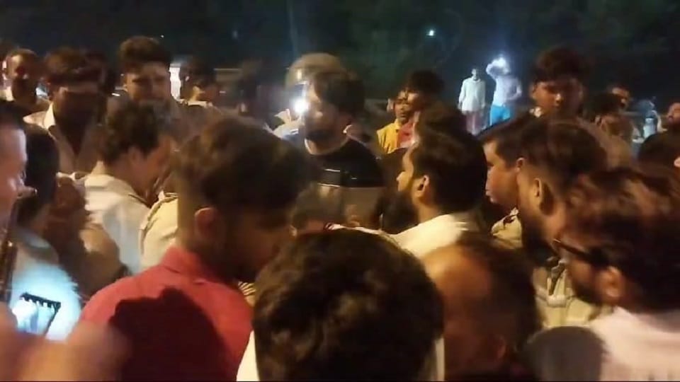 Meerut: Ruckus on highway after meat was found, two youths beaten in front of police, police jeep chased