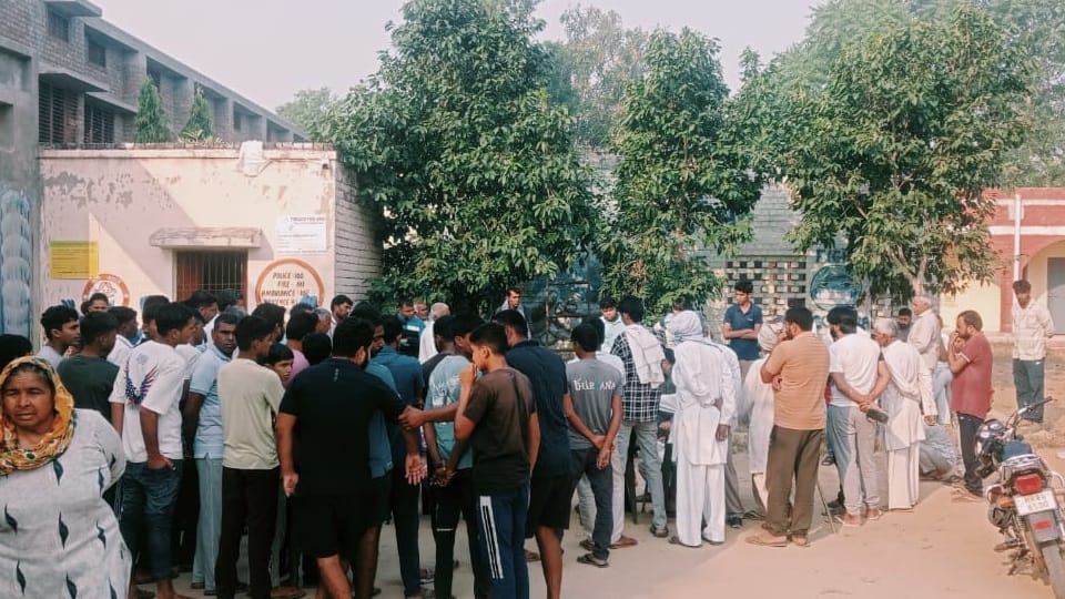 Three Gram Panchayats locked Hadodi Government School