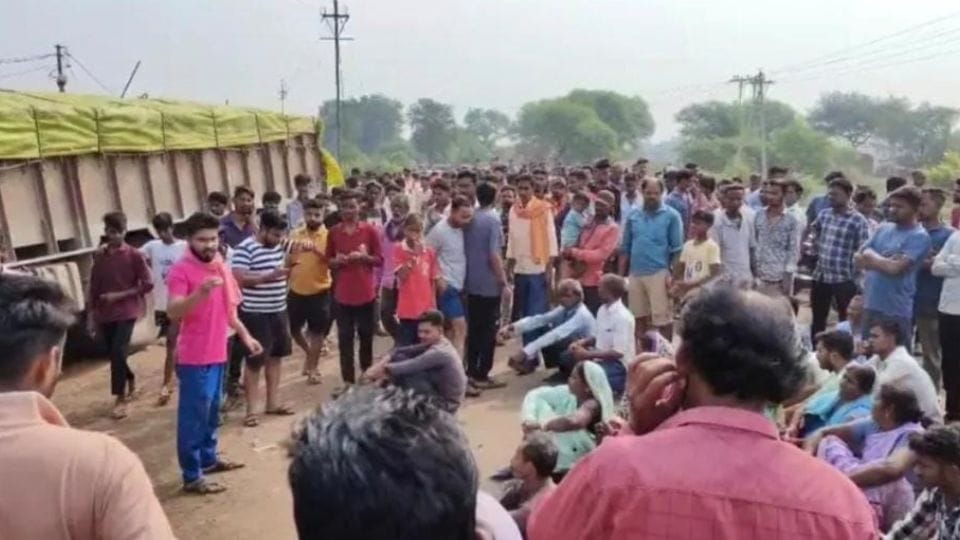 हादसे के बाद ग्रामीणों ने किया चक्काजाम