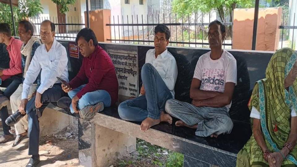 bike rider died after being hit by tractor In Mainpuri his wife and nephew were seriously injured