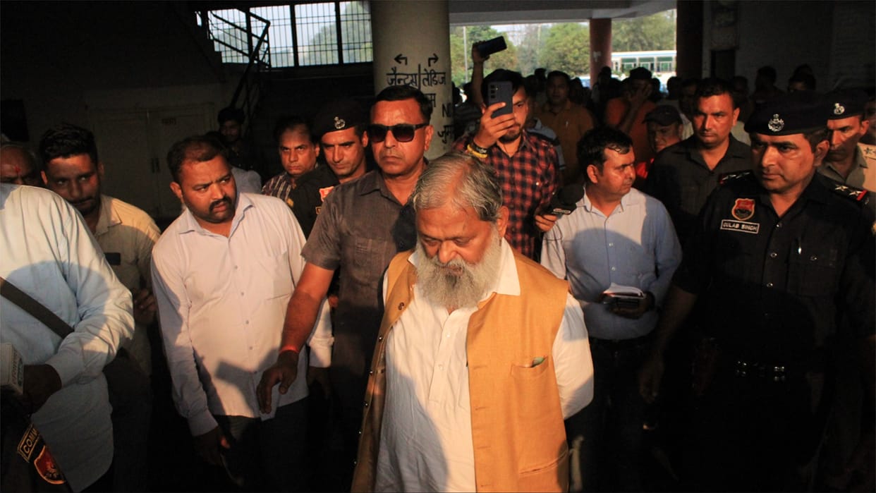 Haryana: Transport Minister Vij angry at Roadways GM, parking contractor and shopkeeper
