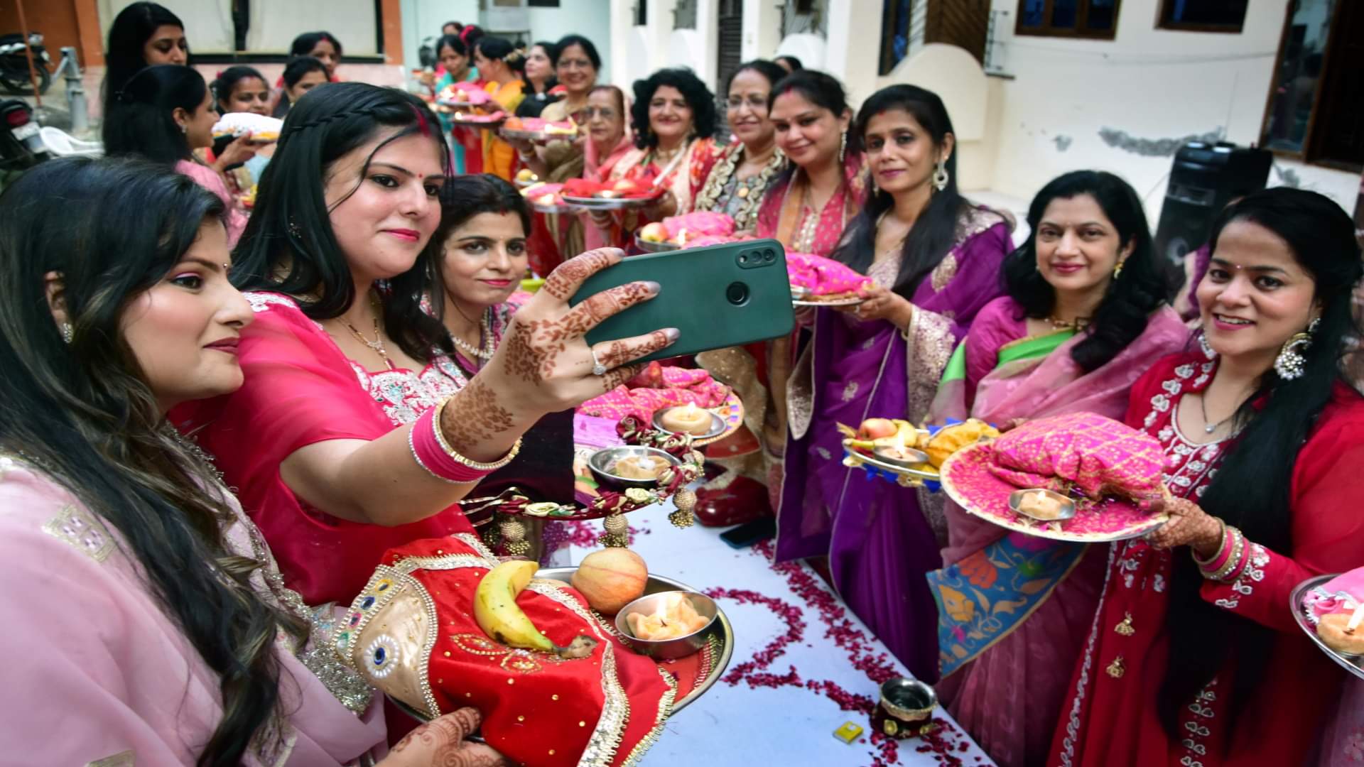 Karwa Chauth: Competition to decorate all day long, know the auspicious time of Karwa Chauth puja