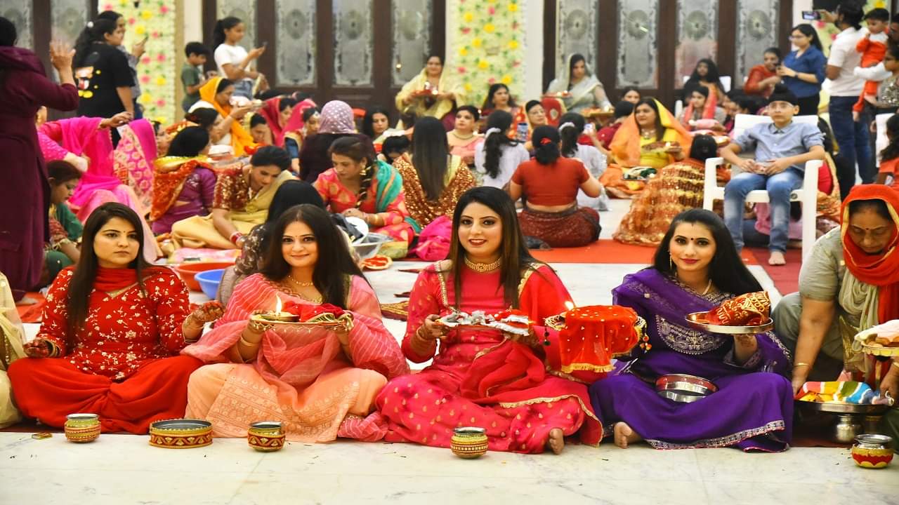 karwa chauth 2024 photos women completed their fast by offering water to the moon