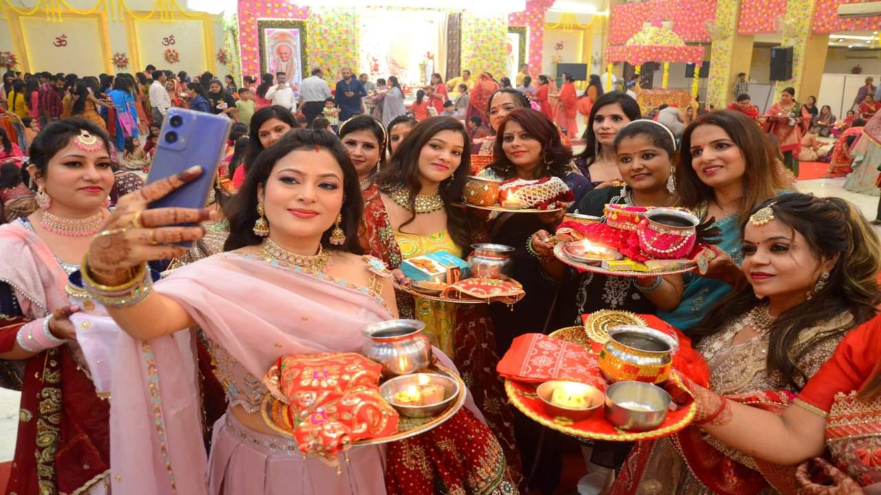 karwa chauth 2024 photos women completed their fast by offering water to the moon