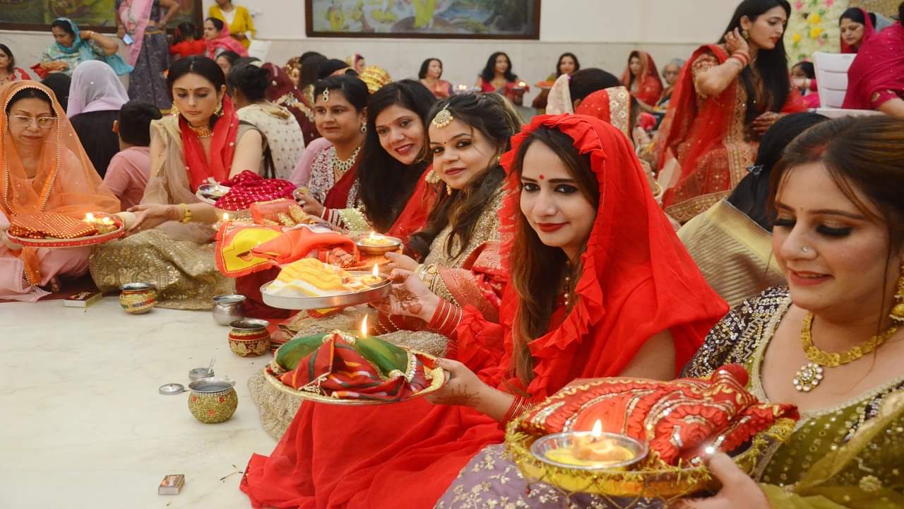 karwa chauth 2024 photos women completed their fast by offering water to the moon