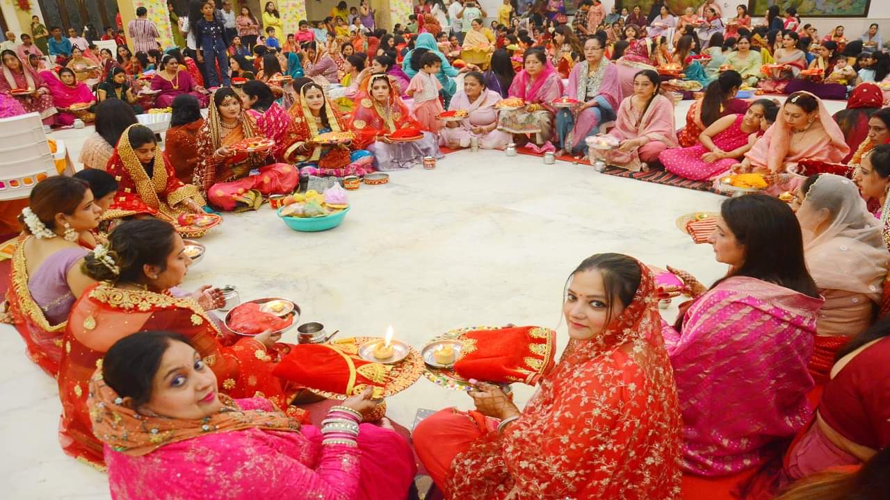 karwa chauth 2024 photos women completed their fast by offering water to the moon