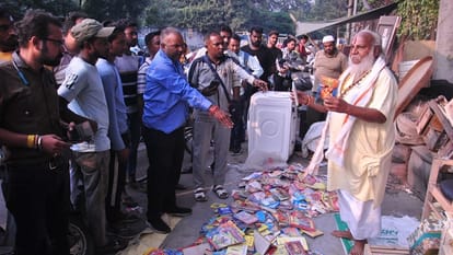Meerut: Religious books were being sold on the road, Mahamandaleshwar expressed protest, police took action