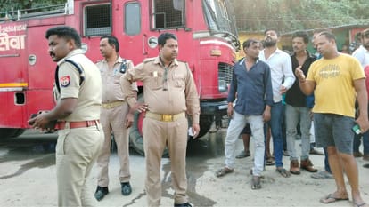 special news varanasi in one click Refusing to take dead body of daughter young man jumps front of train