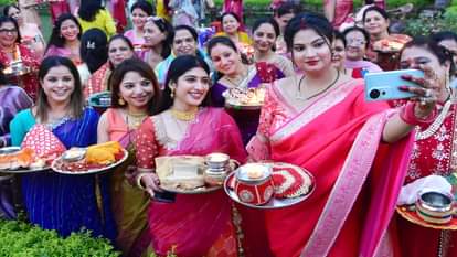 मीरापुर स्थित पार्क में करवा चौथ पर पूजन के बाद सेल्फी लेतीं महिलाएं।