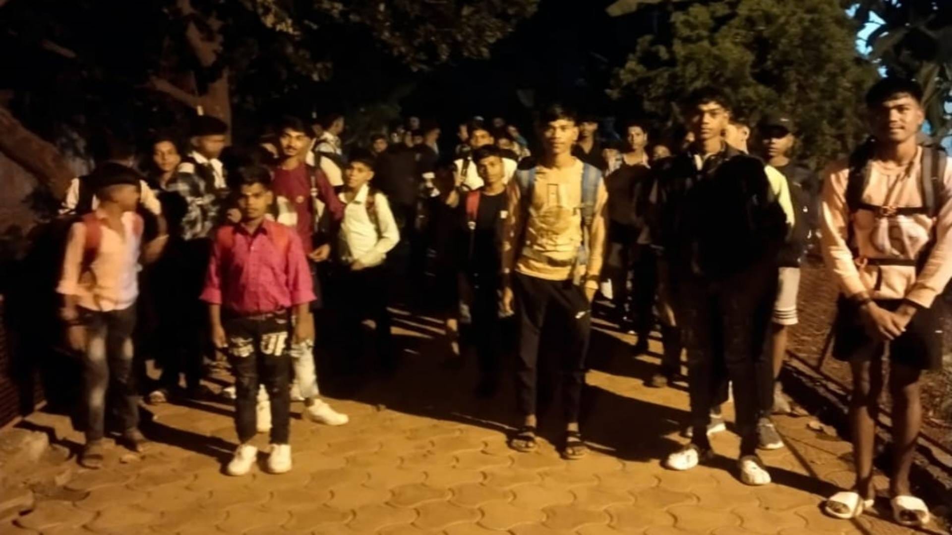 बनवासी छात्रावास के छात्र