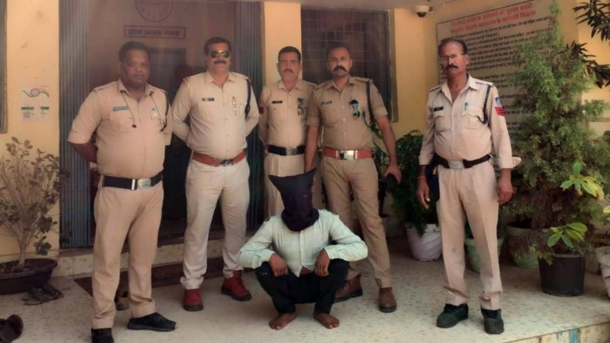 Chhatarpur News Accused who robbed e-rickshaw driver arrested police seized hemp trees