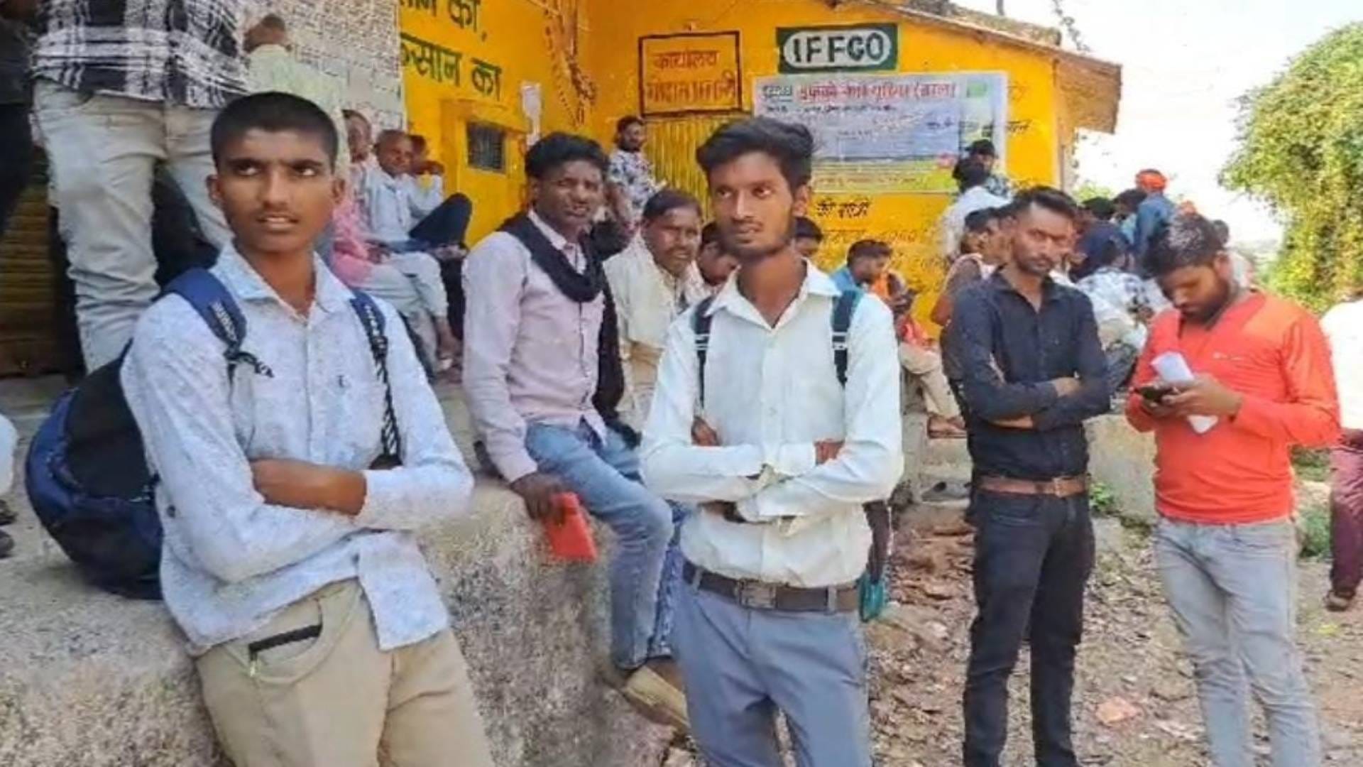 खाद के लिए खड़े छात्र