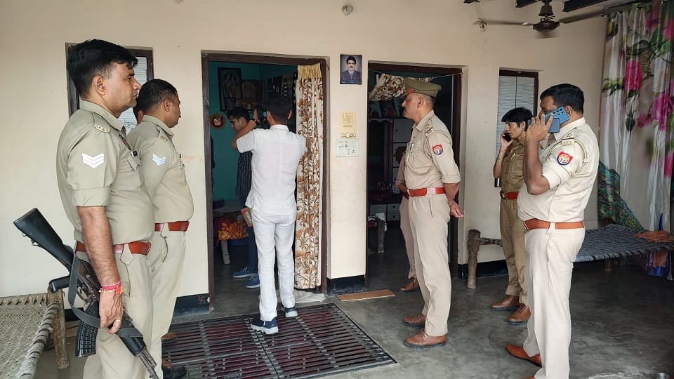 Meerut: Mom and Dad, I am leaving, now nothing will happen to your respect... and the topper daughter hanged