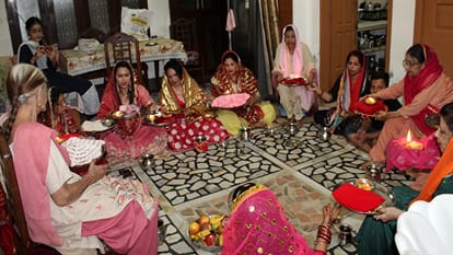 नेहरू कॉलोनी में करवा चौथ की पूजा करतीं महिलाएं