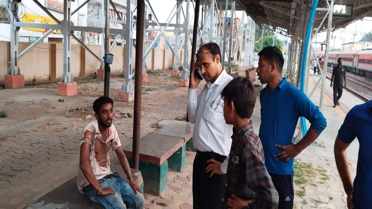 Troubled by unemployment, a young man jumped from a pillar, admitted to the hospital.