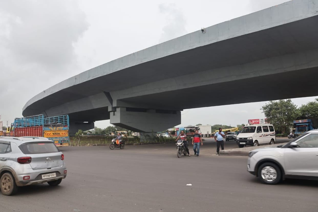 Indore: Load test of Rau Bridge completed, capacity of the bridge tested with the weight of 18 trucks.