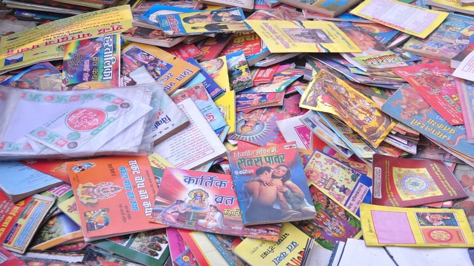 Meerut: Religious books were being sold on the road, Mahamandaleshwar expressed protest, police took action